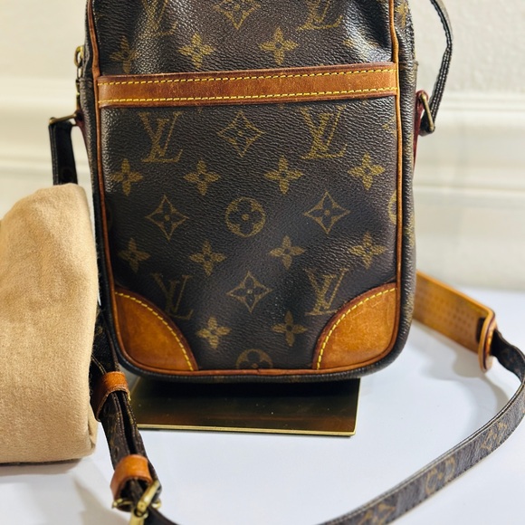 LOUIS VUITTON Danube crossbody bag with dustbag and COA - Picture 3 of 17